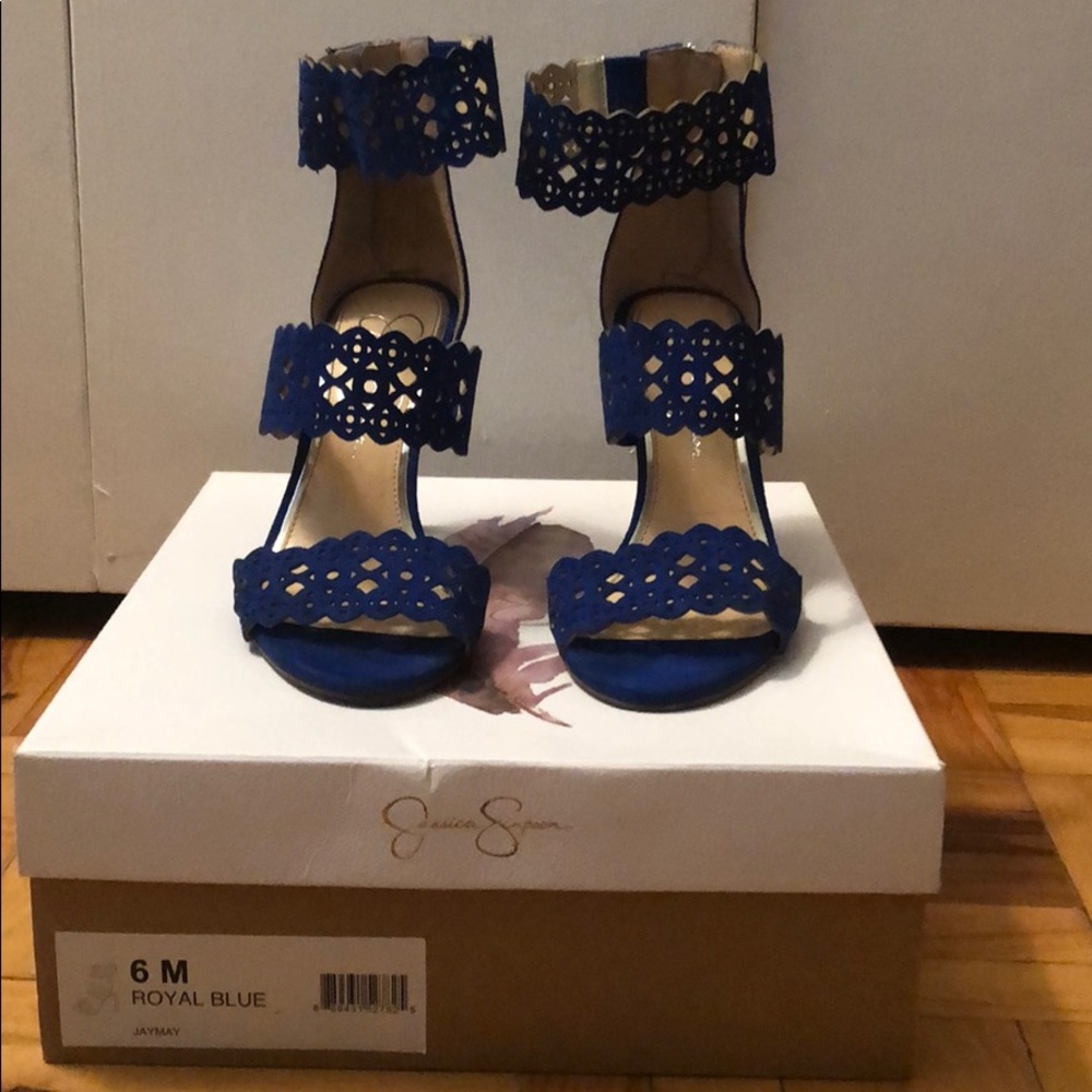 Jessica Simpson heeded sandals